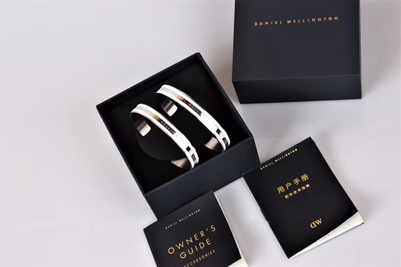 Daniel Wellington classic bracelet开口手镯，饰品简约百搭丹尼尔惠灵顿 Daniel Wellington   DW男女款，瓷白腕饰 ，以优雅配色重塑经典样式 融合瓷白基调与金属光泽，Classic bracelet 系列配饰应运而生，优雅的线条化为腕间手镯的弧度，配新原盒包装