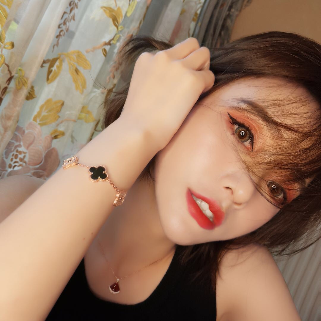 NO:101419,Five-flowered gray shells/black agate bracelets 2 models. Picture 5. Very fashionable and versatile half-flowered half-diamond five-flowered bracelets. Classic four-leaf clover pattern. The combination of full diamonds and natural lime shells/black agate creates a different feeling. Rose gold full diamond   gray fritillaria/black agate. They are very fashionable when used. Vca bracelet, bracelet19860909五花灰贝/黑玛瑙手链 2款图5 非常时尚又百搭半花半钻五花手链 经典四叶草图案,满钻和天然石灰贝壳/黑玛瑙结合碰撞出不一样的感觉分别是玫瑰金满钻 灰贝母/黑玛瑙,上手都很洋气,Vca手链,bracelet,Jewelry