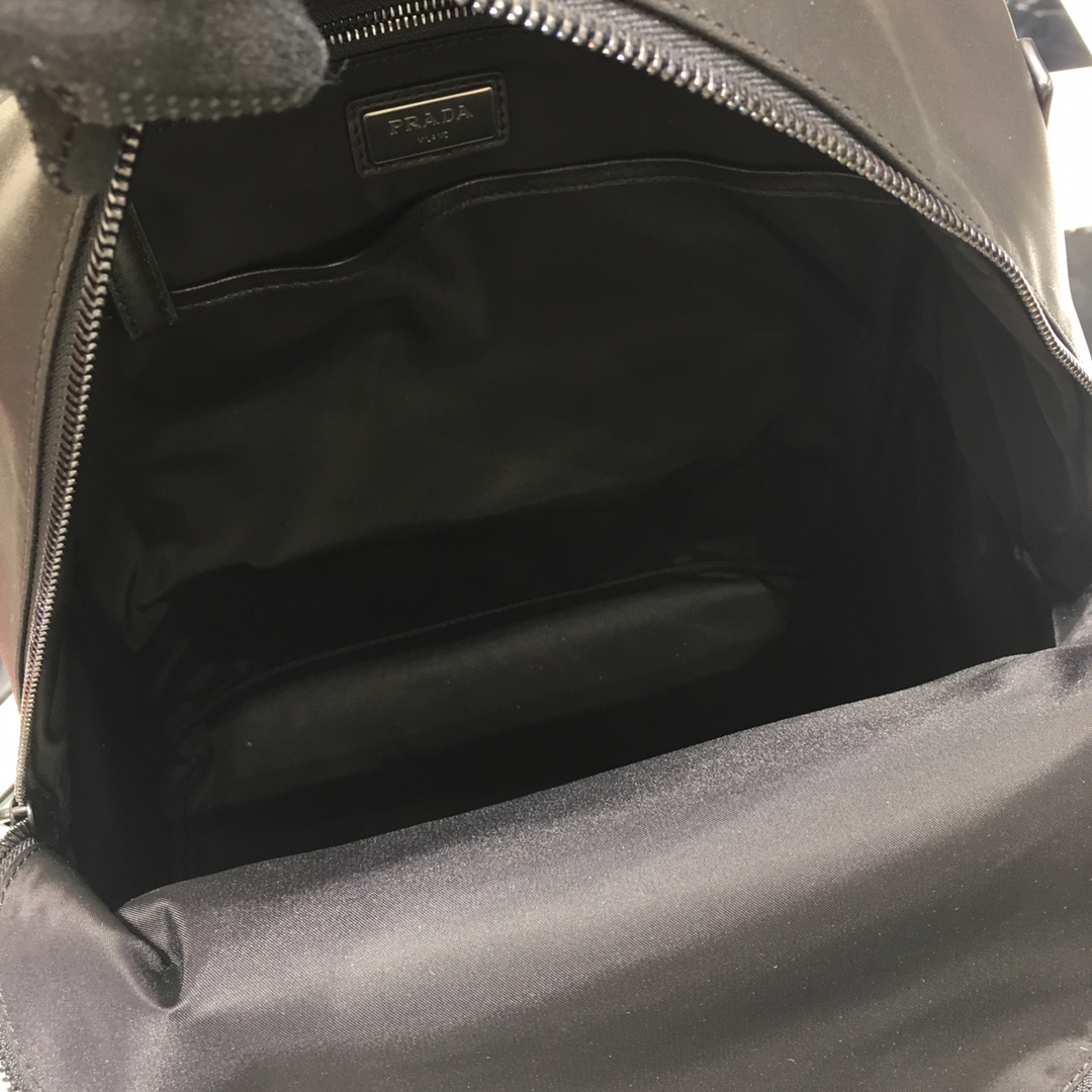 PRADA普拉达进口小牛皮男士双肩背包2VZ066