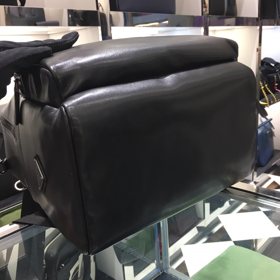 PRADA普拉达进口小牛皮男士双肩背包2VZ066