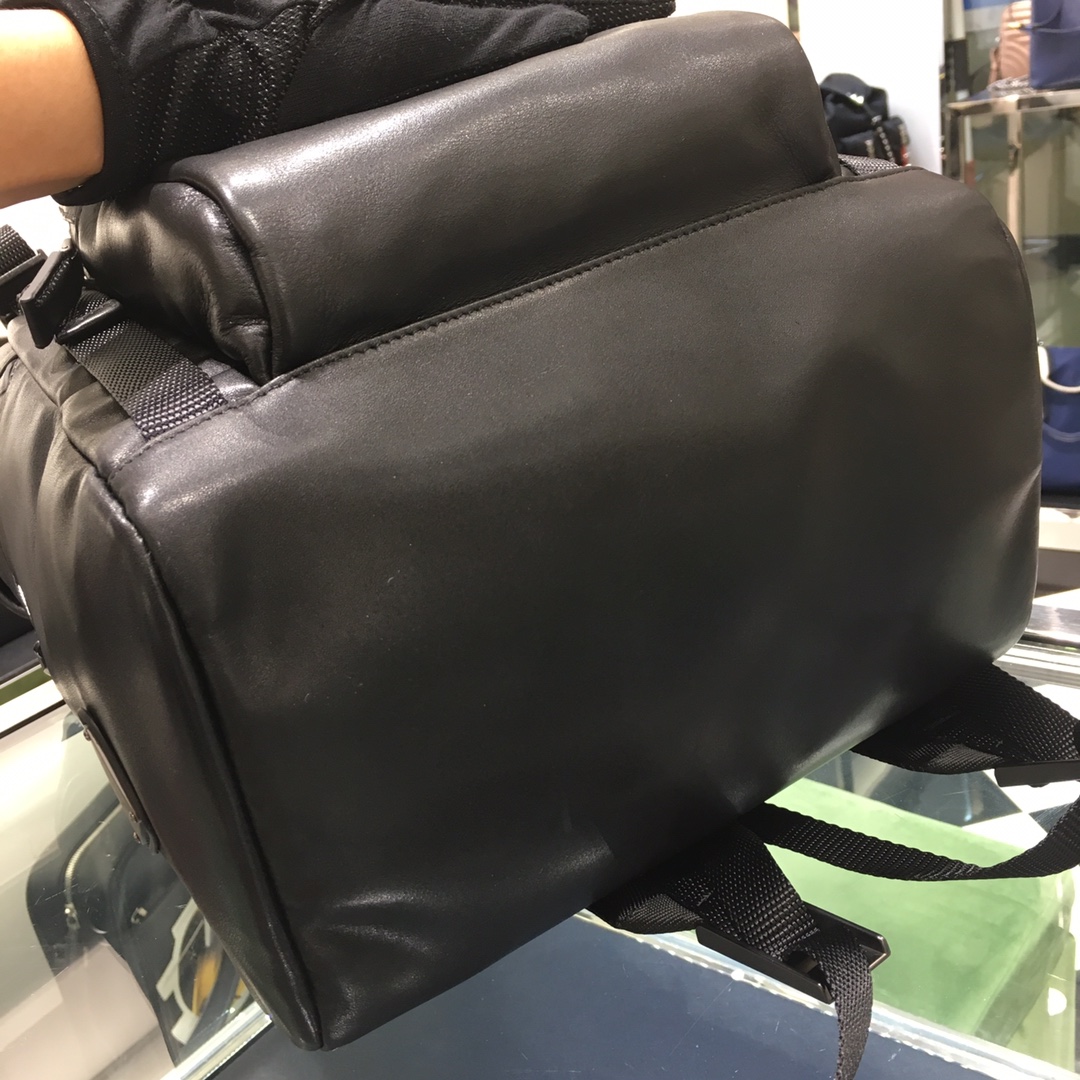 PRADA普拉达进口小牛皮材质男士双肩背包2VZ135