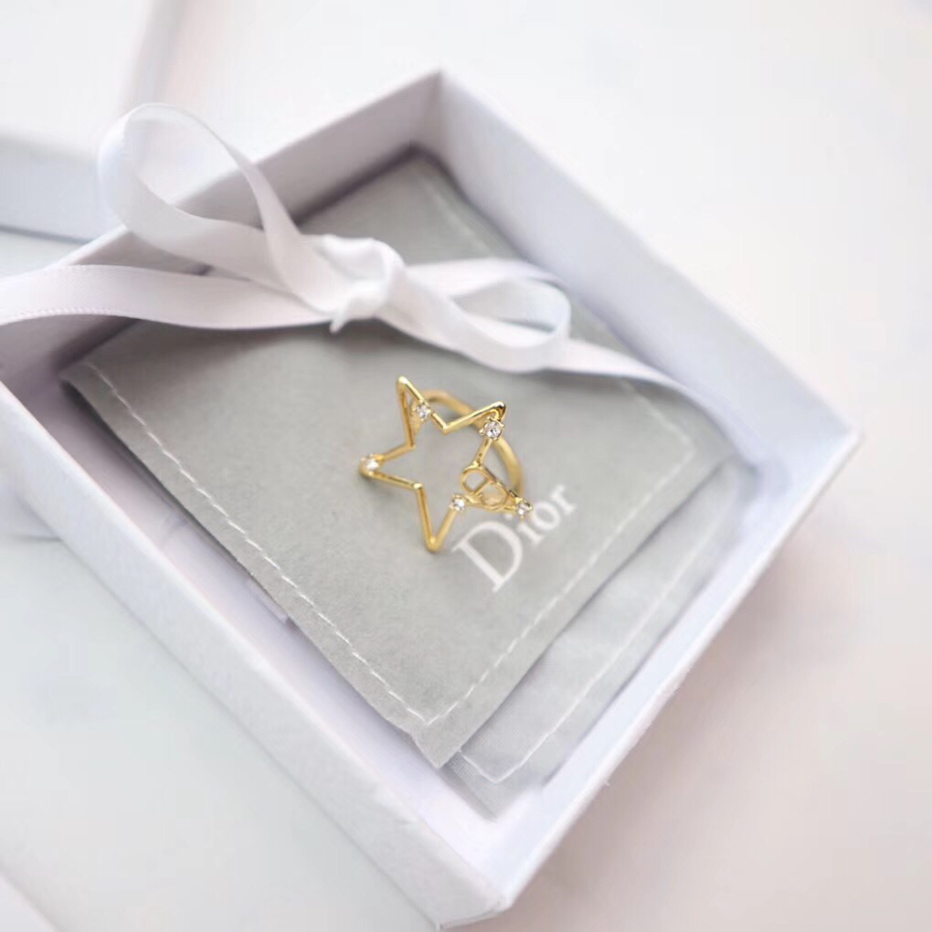 Dior 迪奥戒指又一 来袭 也是一眼就会让人爱上的一款戒指 最新款 此款不得不着重推荐一下