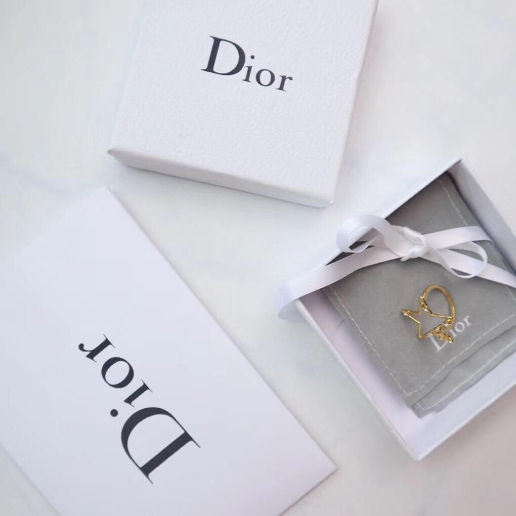 Dior 迪奥戒指又一 来袭 也是一眼就会让人爱上的一款戒指 最新款 此款不得不着重推荐一下