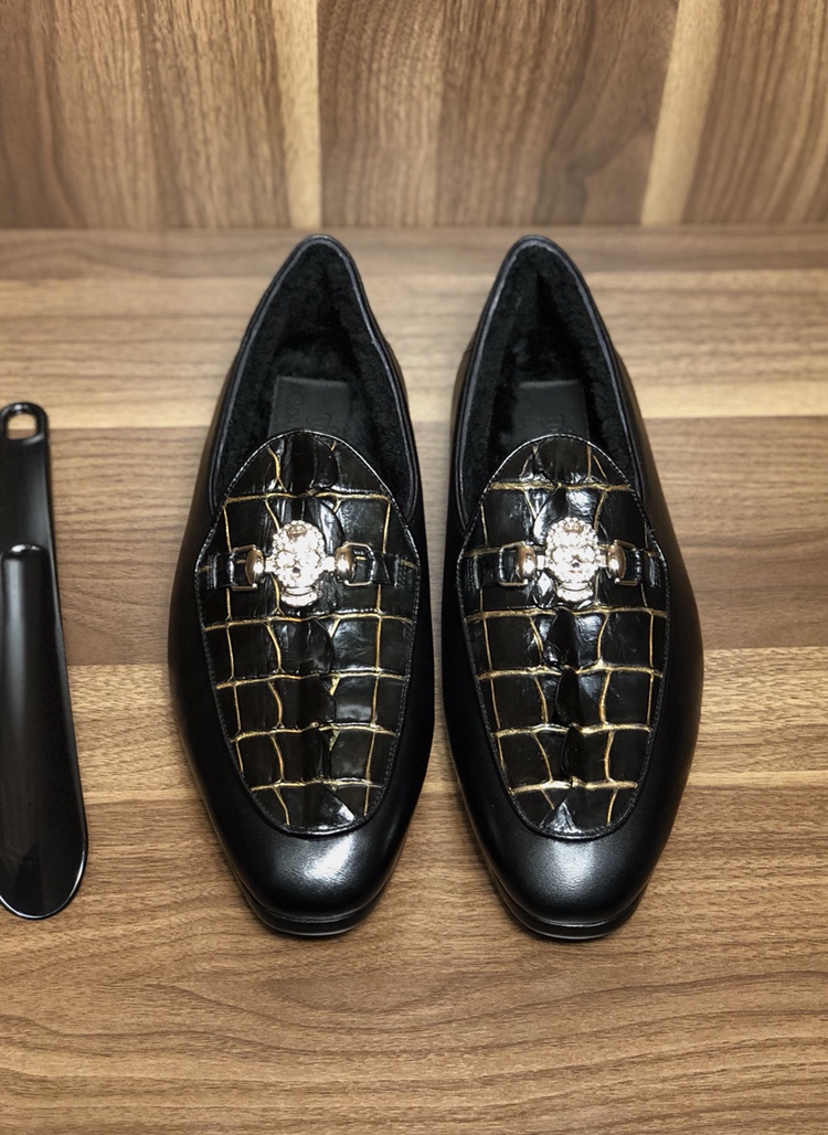 NO:356184,The counter price is 16XXX; [Fidelity] Latest pet copy. [Australian wool, Siamese crocodile diamonds] Modification highlights exquisite and fashionable [George Berluti] originated from 1988s [Pure handmade] Aristocratic lazy shoes, heels can be stepped on, no creases and twists softness, luxury Thai Siamese crocodile 38/45; with special shoehorns,19860909专柜公价16XXX；【保真】最新宠批.【澳洲羊毛 暹罗鳄鱼镶钻】修饰突显精致时尚【George Berluti】源于1988s【纯手工制作】貴族的懒人双用鞋履 后跟可踩脚 度无折痕扭曲软度 奢用泰国暹罗鳄鱼 38/45 ；配专用鞋拔,,Men's shoes