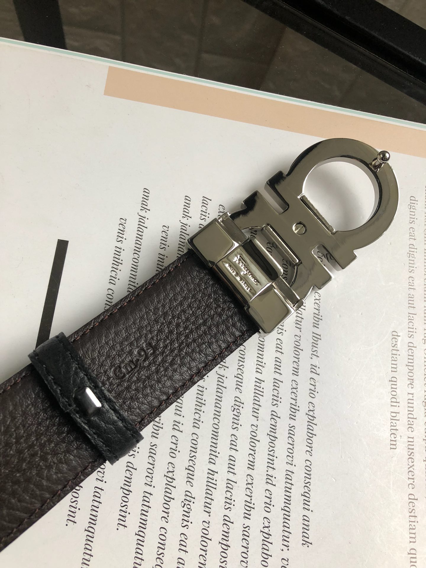 配全套包装礼盒菲拉格慕原单双面头层牛皮荔枝纹带身黑啡双色一体搭配原单扣,可双用可裁剪原产皮料定制专柜宽度