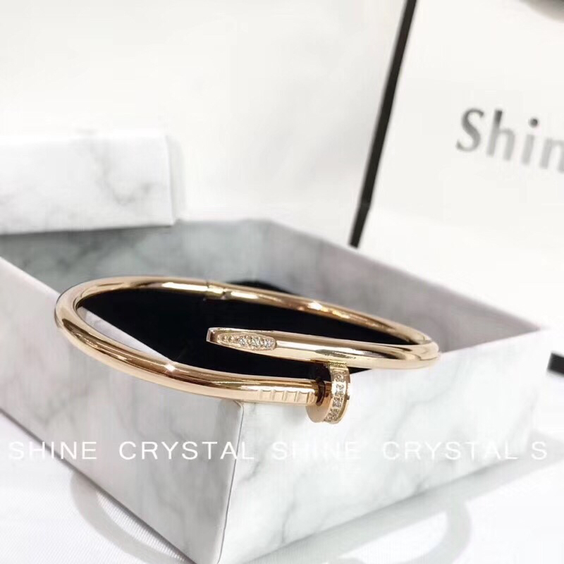 NO:102955,The same style as Luhan Cartier nail bracelet The micro-inlay with the head and tail diamond looks low-key and luxurious, and it can really make the wrist look very thin when worn. Platinum/rose gold 2 colors, Cartier bracelet, cartier, bracelet19860909鹿晗同款 卡地亚钉子手镯 头尾钻的微镶显得低调奢华,戴上真的能显得手腕好细 白金/玫金2色,卡地亚手镯,cartier,bracelet,Jewelry