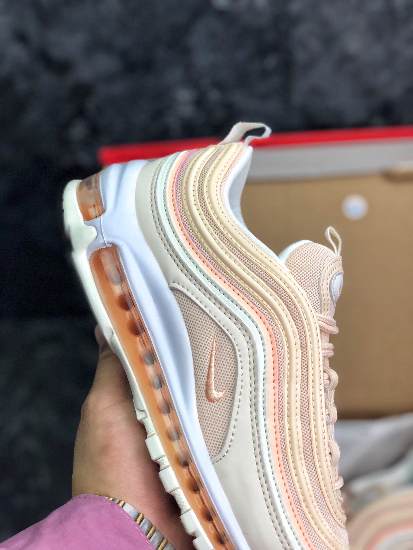 220 全码补货<br />公司级 NIKE AIR MAX 97子弹 3M“粉橘白” 复古全掌气垫跑步鞋 货号：921733-801 偏小一码<br />#细节刺绣、气垫回弹、3M反光、原厂公司中底拉帮<br />码数：36 36.5 37.5 38 38.5 39
