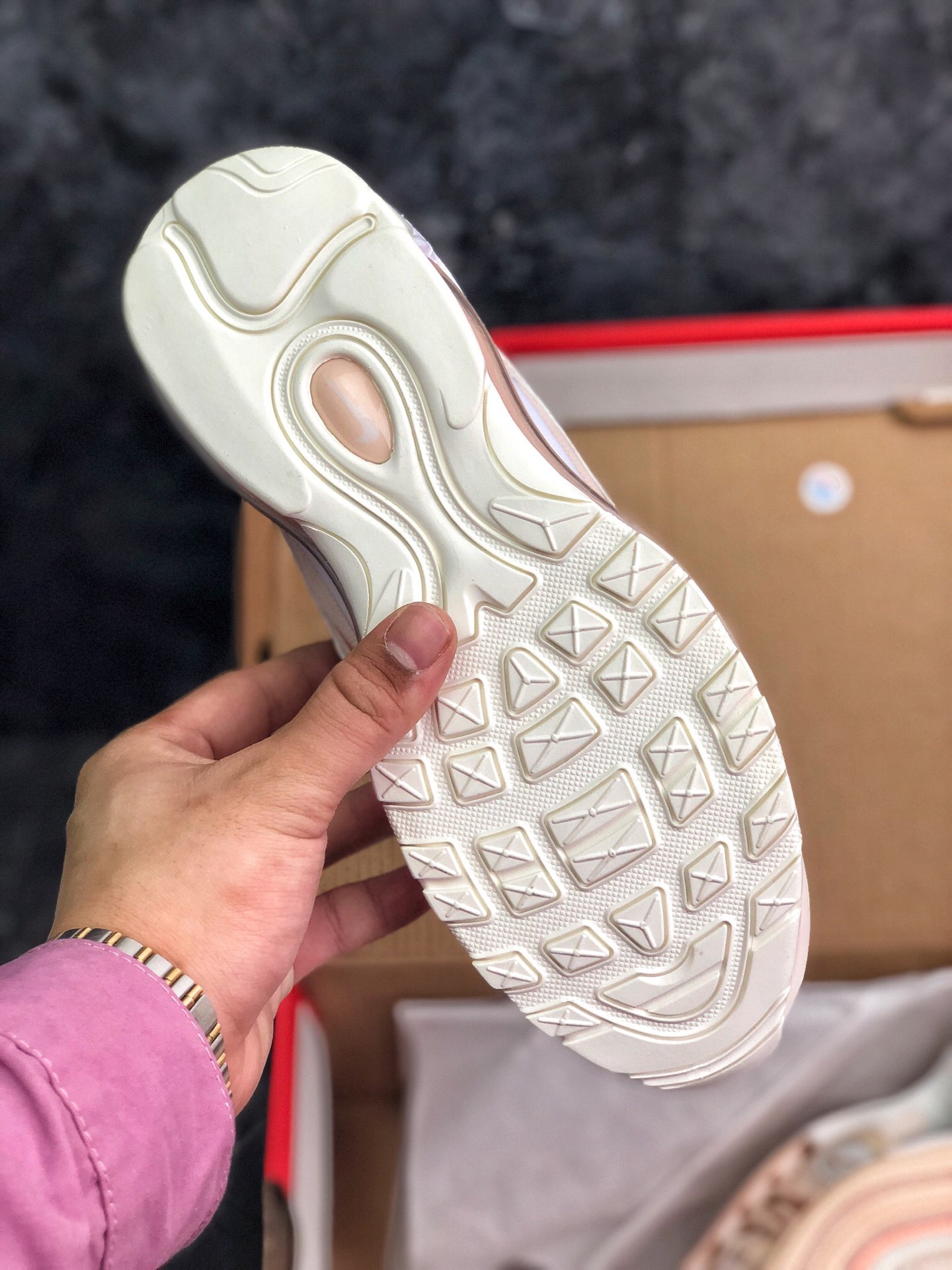 220 全码补货<br />公司级 NIKE AIR MAX 97子弹 3M“粉橘白” 复古全掌气垫跑步鞋 货号：921733-801 偏小一码<br />#细节刺绣、气垫回弹、3M反光、原厂公司中底拉帮<br />码数：36 36.5 37.5 38 38.5 39