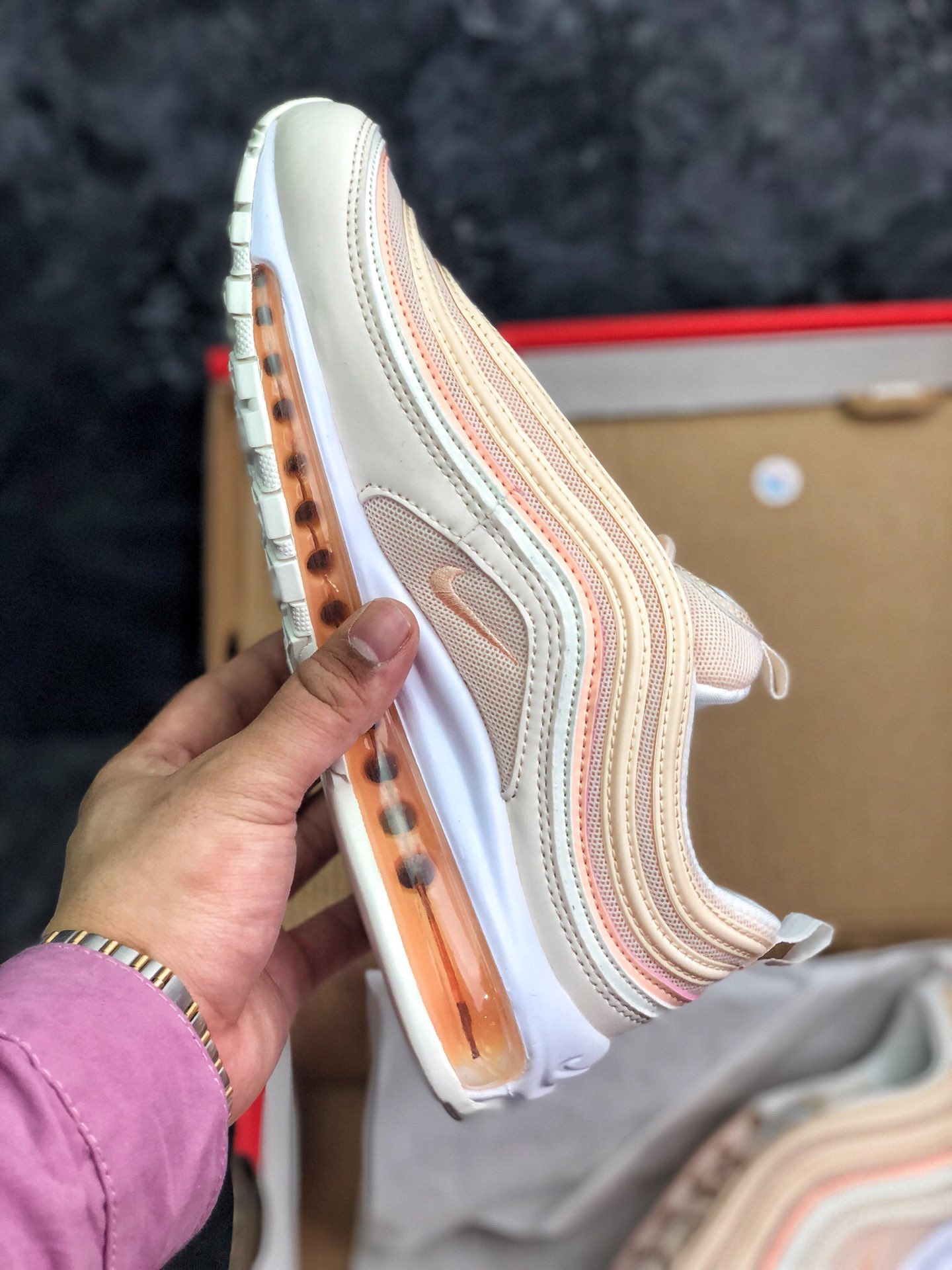 220 全码补货<br />公司级 NIKE AIR MAX 97子弹 3M“粉橘白” 复古全掌气垫跑步鞋 货号：921733-801 偏小一码<br />#细节刺绣、气垫回弹、3M反光、原厂公司中底拉帮<br />码数：36 36.5 37.5 38 38.5 39