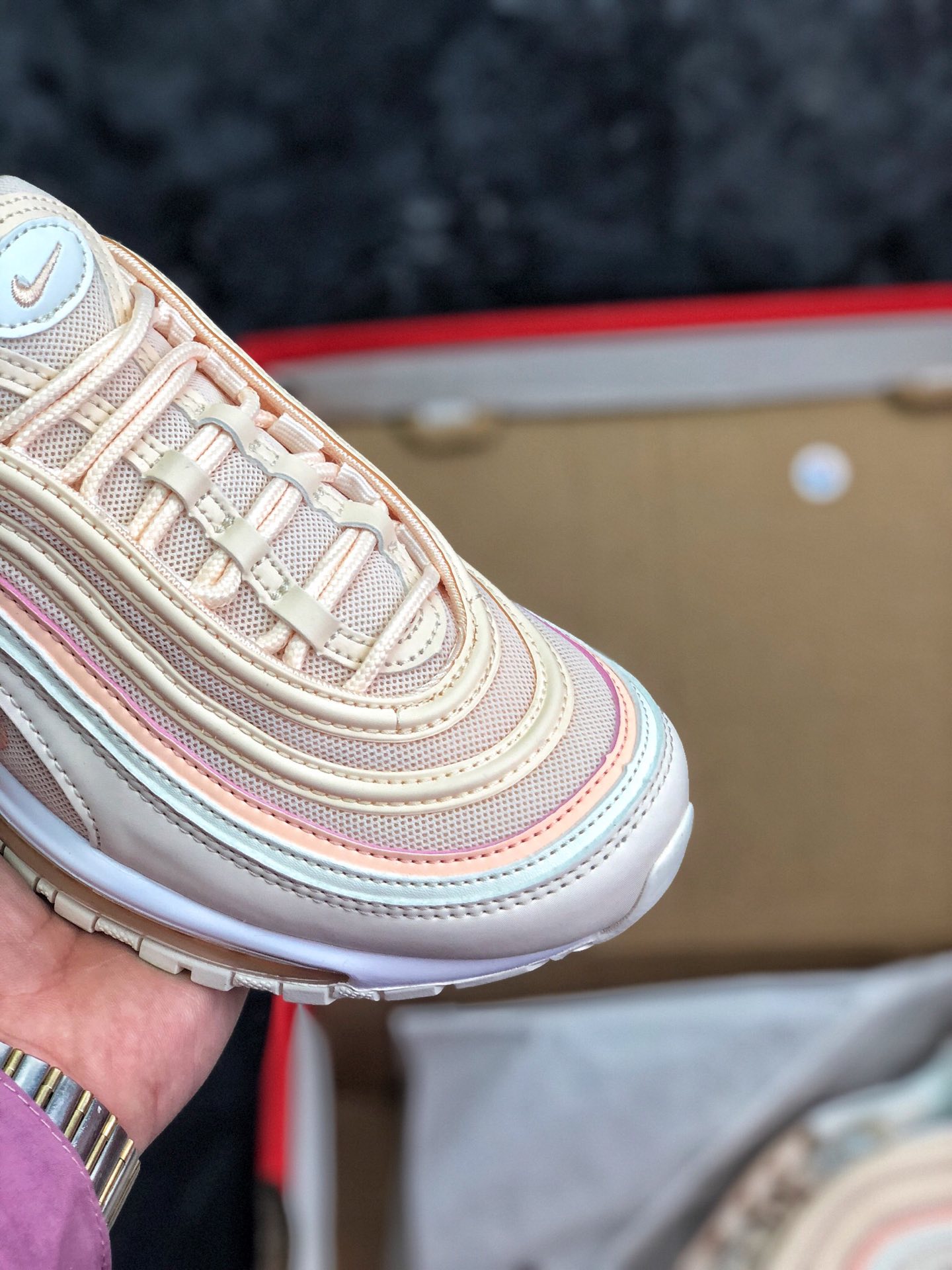 220 全码补货<br />公司级 NIKE AIR MAX 97子弹 3M“粉橘白” 复古全掌气垫跑步鞋 货号：921733-801 偏小一码<br />#细节刺绣、气垫回弹、3M反光、原厂公司中底拉帮<br />码数：36 36.5 37.5 38 38.5 39