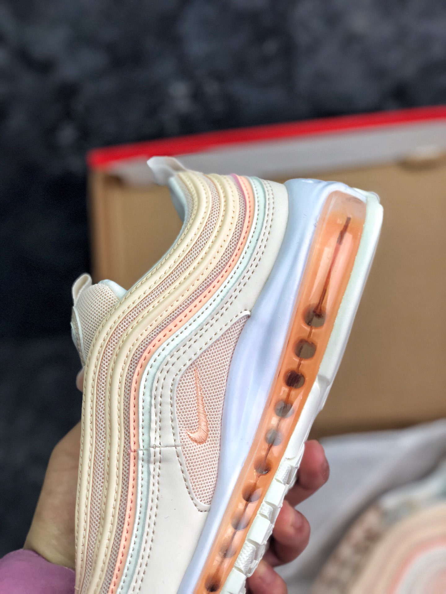 220 全码补货<br />公司级 NIKE AIR MAX 97子弹 3M“粉橘白” 复古全掌气垫跑步鞋 货号：921733-801 偏小一码<br />#细节刺绣、气垫回弹、3M反光、原厂公司中底拉帮<br />码数：36 36.5 37.5 38 38.5 39
