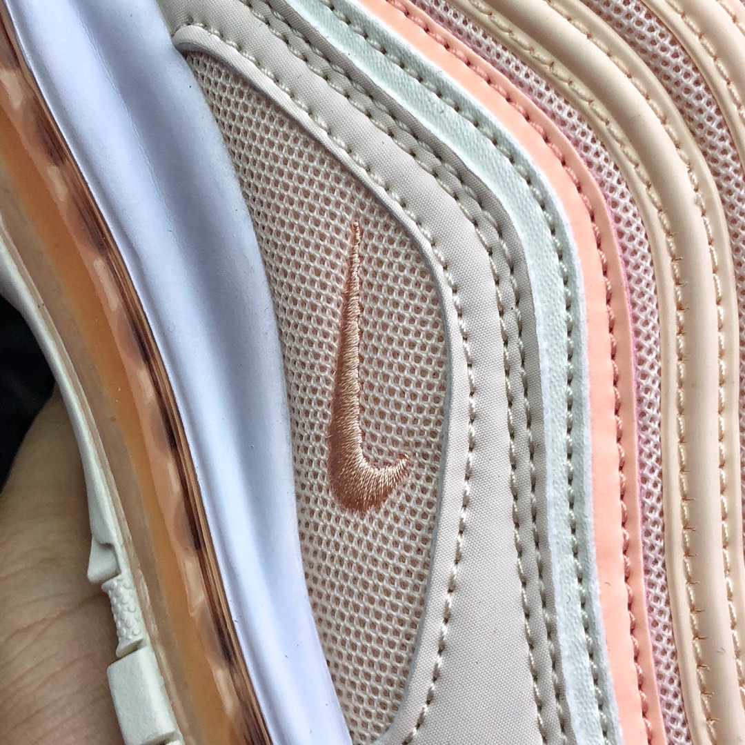 220 全码补货<br />公司级 NIKE AIR MAX 97子弹 3M“粉橘白” 复古全掌气垫跑步鞋 货号：921733-801 偏小一码<br />#细节刺绣、气垫回弹、3M反光、原厂公司中底拉帮<br />码数：36 36.5 37.5 38 38.5 39