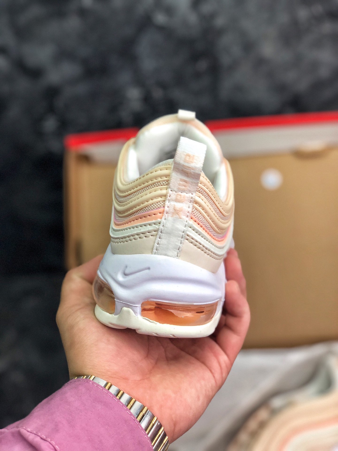220 全码补货<br />公司级 NIKE AIR MAX 97子弹 3M“粉橘白” 复古全掌气垫跑步鞋 货号：921733-801 偏小一码<br />#细节刺绣、气垫回弹、3M反光、原厂公司中底拉帮<br />码数：36 36.5 37.5 38 38.5 39