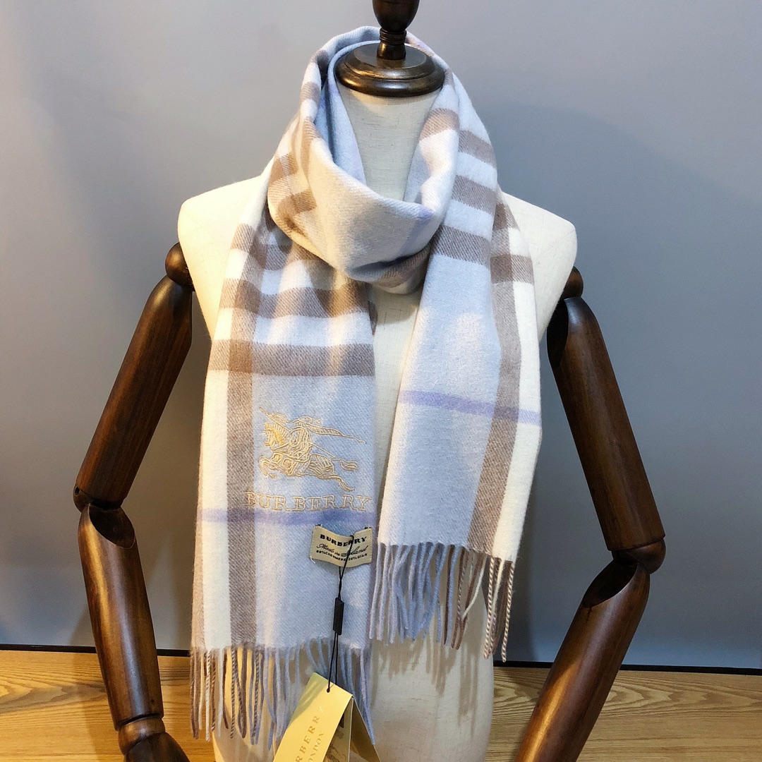 NO:163370,The top high-end goods are issued in stock. Burberry counter is super popular for ten thousand years [Classic long scarf] Cashmere scarf is so good that it feels so good that it feels so good that it is top quality pure cashmere high-end products are absolutely screaming. The top design style of fashion brands is... Classic plaid matching fashionable color patch is the highlight of this screaming high-end quality in autumn and winter. Currently, the counters at home and abroad are super popular. Pure cashmere about 30*180 is definitely a high-end general scarf, ordinary scarf, burberry19860909批顶级高端货现货发行巴宝莉专柜超爆万年款【经典长巾】羊绒围巾品质手感好到不行顶级纯羊绒高尖端产物绝对令人尖叫的品质时尚大牌的顶尖设计款..经典格子搭配时尚拼色是此款令人尖叫的亮点秋冬必备的高端精品..目前海内外专柜都超级爆款..纯羊绒30*180左右 绝对是手慢无的高端精品普通围巾,普通围巾,burberry,scarf