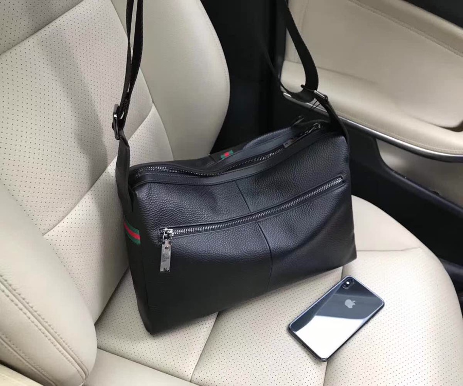 。原单品质 顶级头层牛皮 型号：33106【GUCCI】新款古奇标志性红绿配边框，大面积纯色，背在身上不