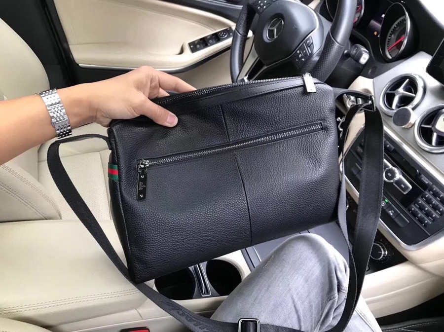 。原单品质 顶级头层牛皮 型号：33106【GUCCI】新款古奇标志性红绿配边框，大面积纯色，背在身上不