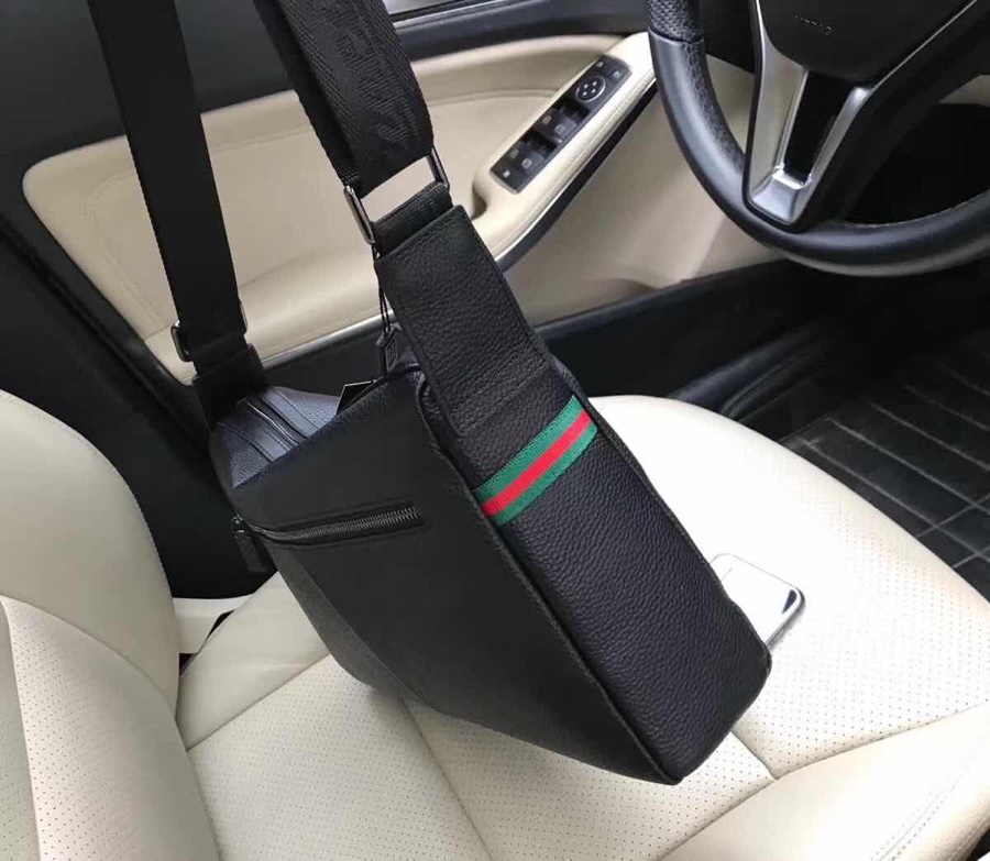 。原单品质 顶级头层牛皮 型号：33106【GUCCI】新款古奇标志性红绿配边框，大面积纯色，背在身上不