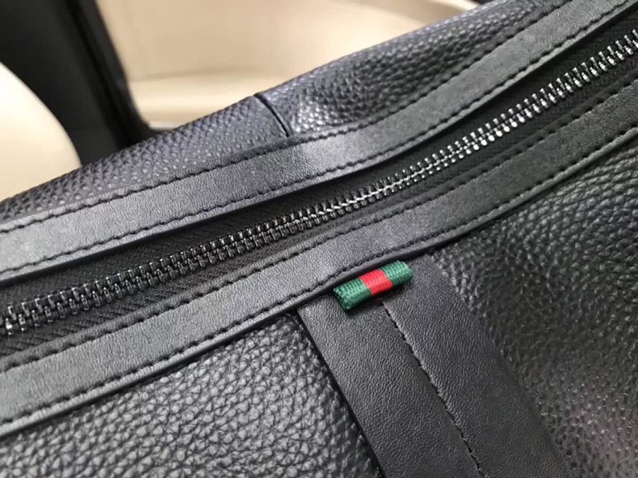 。原单品质 顶级头层牛皮 型号：33106【GUCCI】新款古奇标志性红绿配边框，大面积纯色，背在身上不