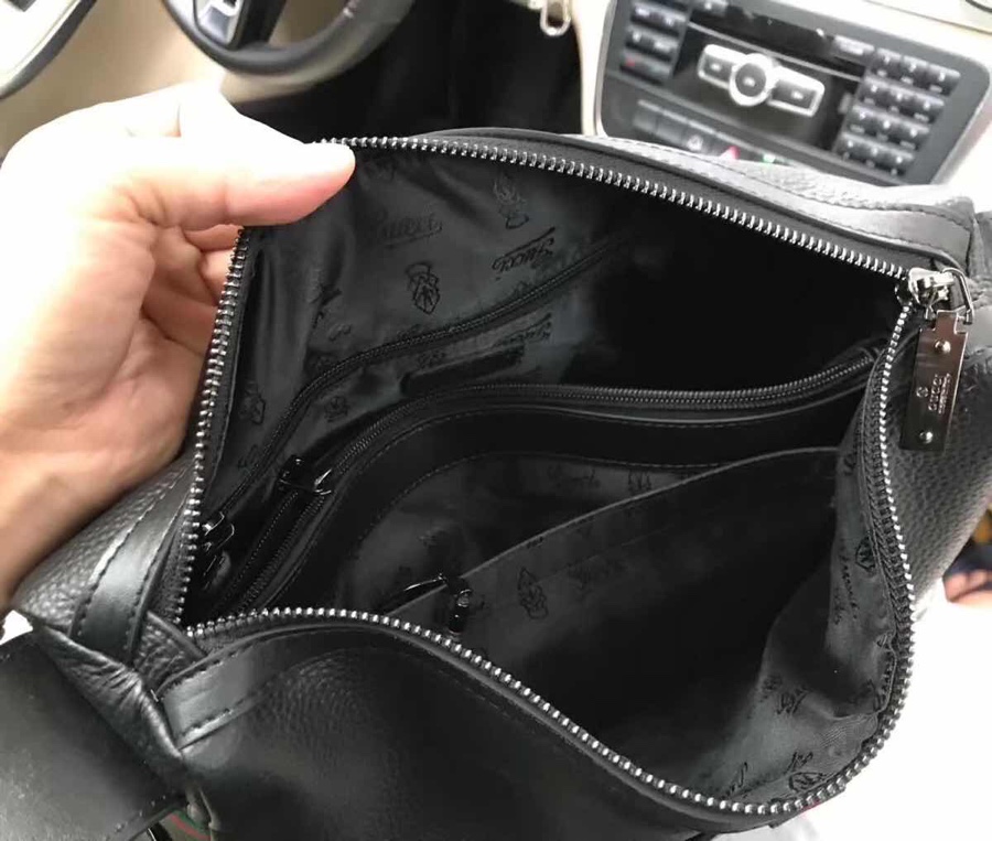 。原单品质 顶级头层牛皮 型号：33106【GUCCI】新款古奇标志性红绿配边框，大面积纯色，背在身上不