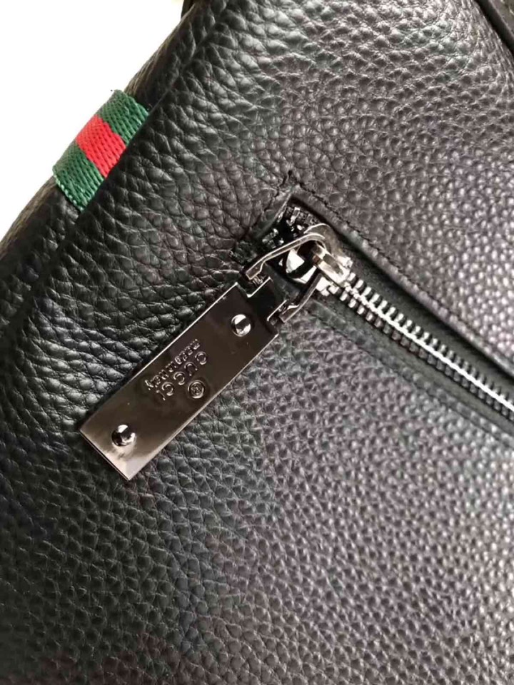 。原单品质 顶级头层牛皮 型号：33106【GUCCI】新款古奇标志性红绿配边框，大面积纯色，背在身上不