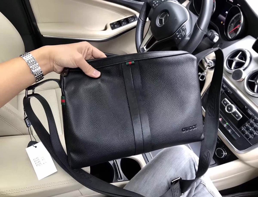 。原单品质 顶级头层牛皮 型号：33106【GUCCI】新款古奇标志性红绿配边框，大面积纯色，背在身上不