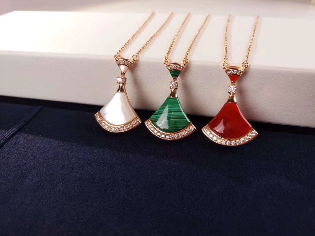 NO:101545,BV long skirt always noble peacock green white shell red chalcedony platinum rose gold, Bulgari necklace, bottega veneta, bvlgari, skirts, necklace19860909BV长裙子 一直 贵气逼人 孔雀绿白贝红玉髓 白金玫金,宝格丽项链,bottega veneta,bvlgari,skirts,necklace,Jewelry