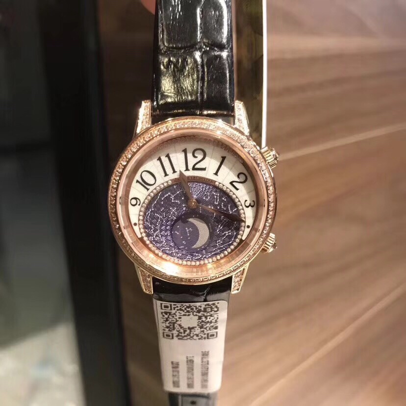 Cartier 积家约会系列月相腕表延续了约会系列的独特美学 以珍珠母贝打造一轮皎洁明月 伴以钻石镶饰的璀璨星光