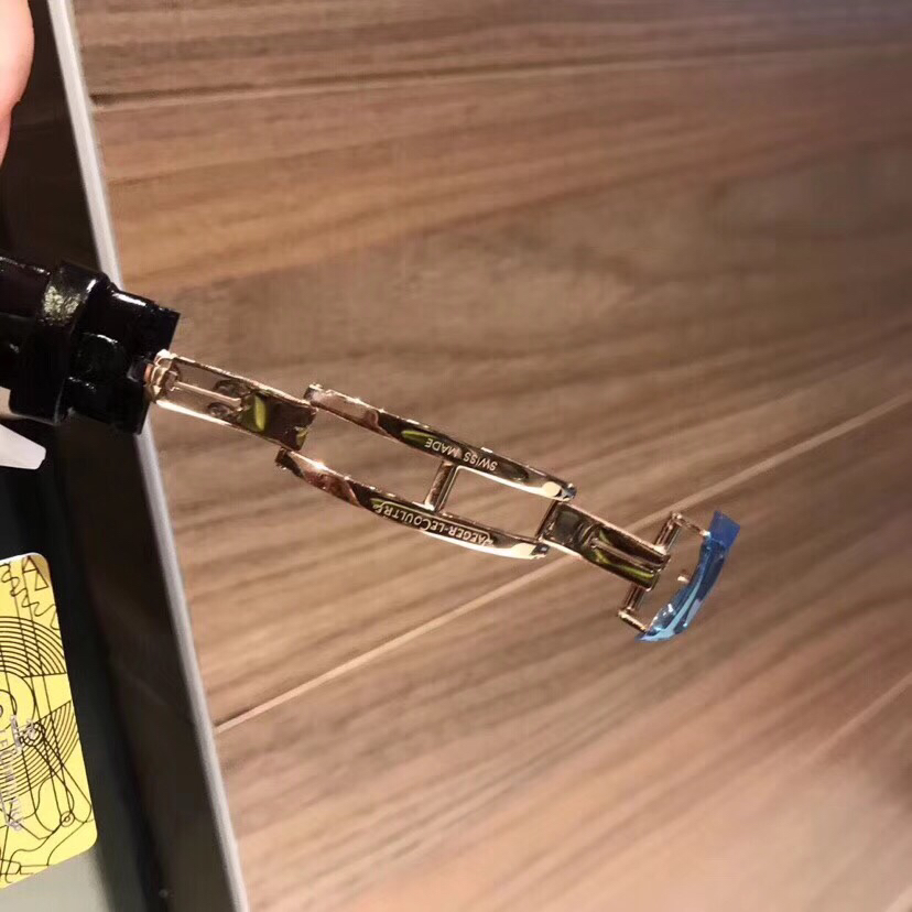 Cartier 积家约会系列月相腕表延续了约会系列的独特美学 以珍珠母贝打造一轮皎洁明月 伴以钻石镶饰的璀璨星光