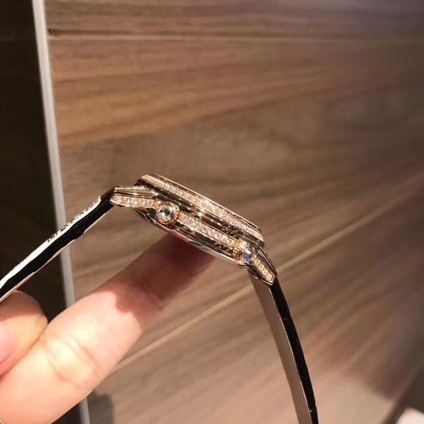 Cartier 积家约会系列月相腕表延续了约会系列的独特美学 以珍珠母贝打造一轮皎洁明月 伴以钻石镶饰的璀璨星光