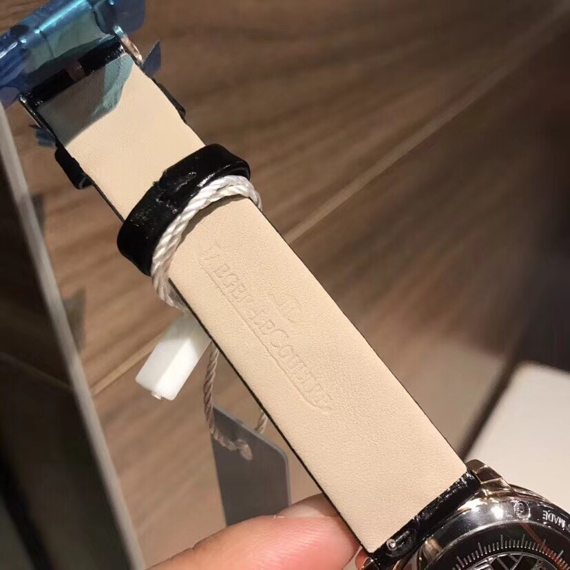 Cartier 积家约会系列月相腕表延续了约会系列的独特美学 以珍珠母贝打造一轮皎洁明月 伴以钻石镶饰的璀璨星光