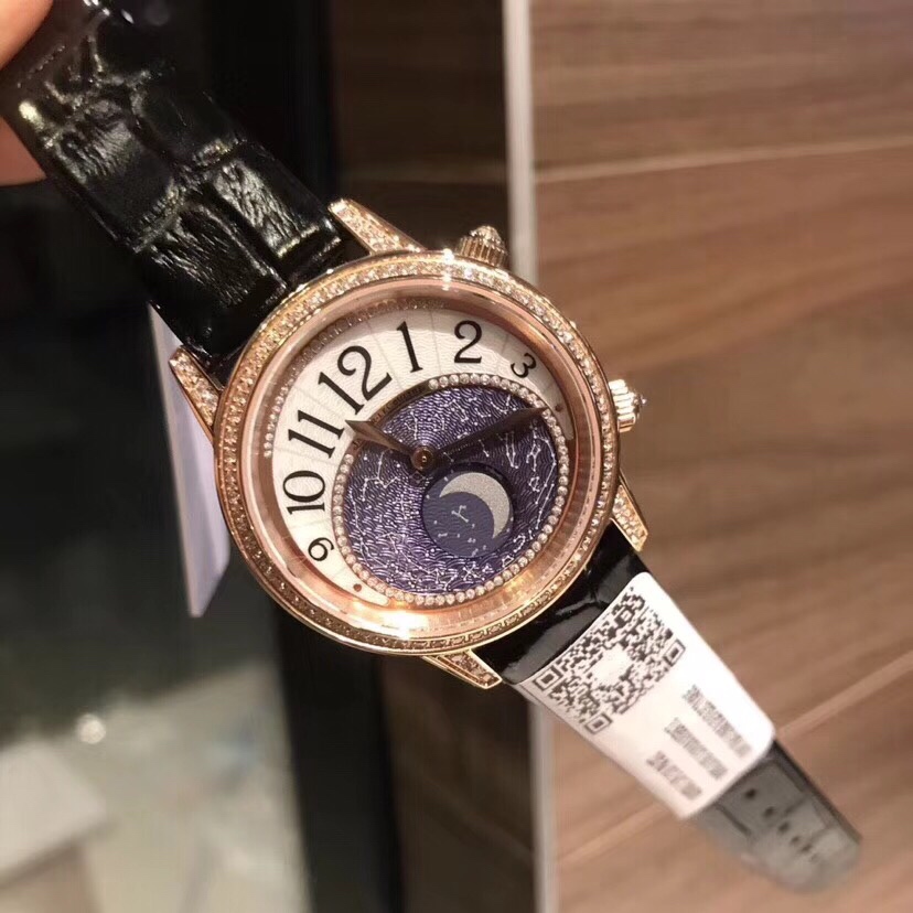 Cartier 积家约会系列月相腕表延续了约会系列的独特美学 以珍珠母贝打造一轮皎洁明月 伴以钻石镶饰的璀璨星光