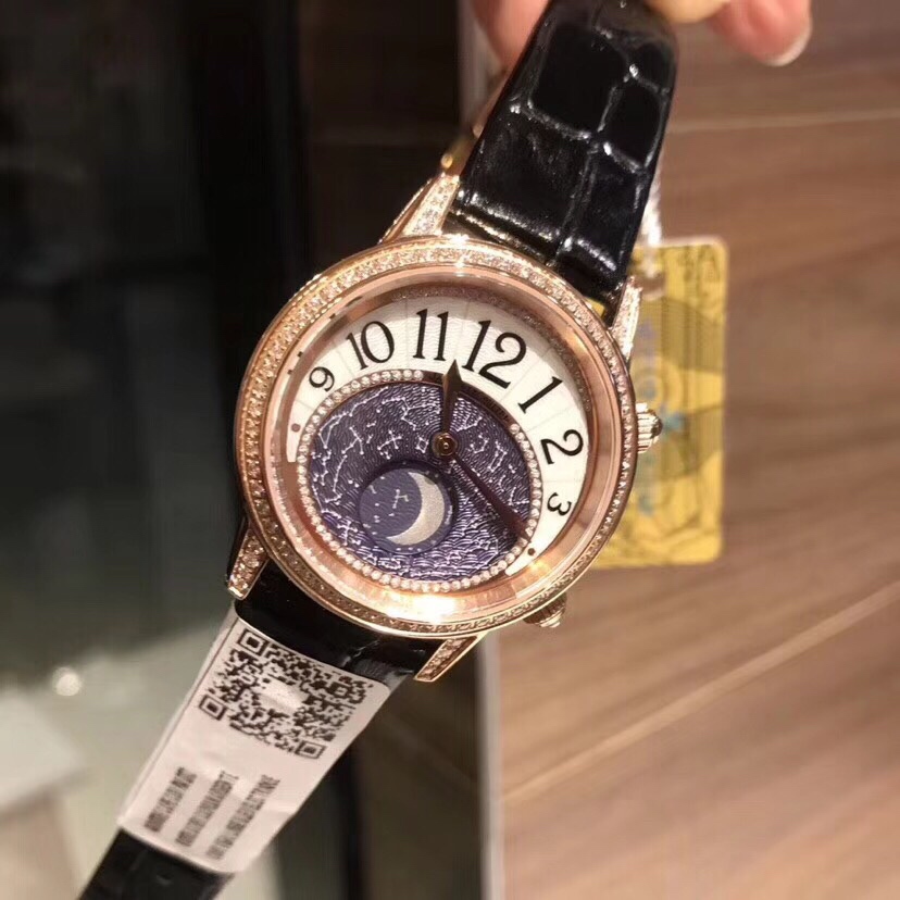 Cartier 积家约会系列月相腕表延续了约会系列的独特美学 以珍珠母贝打造一轮皎洁明月 伴以钻石镶饰的璀璨星光