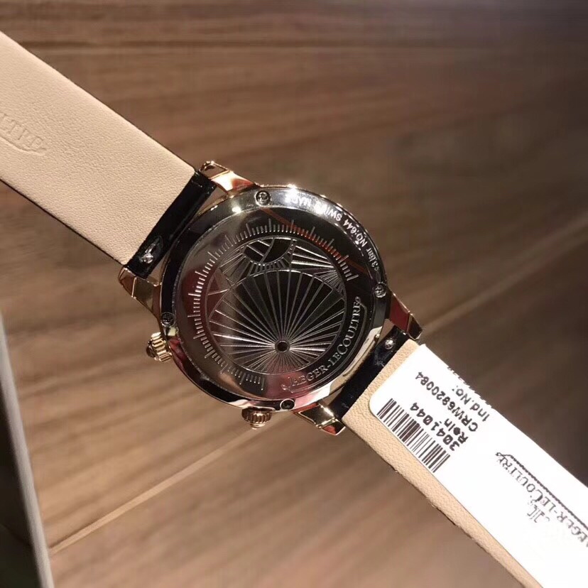 Cartier 积家约会系列月相腕表延续了约会系列的独特美学 以珍珠母贝打造一轮皎洁明月 伴以钻石镶饰的璀璨星光