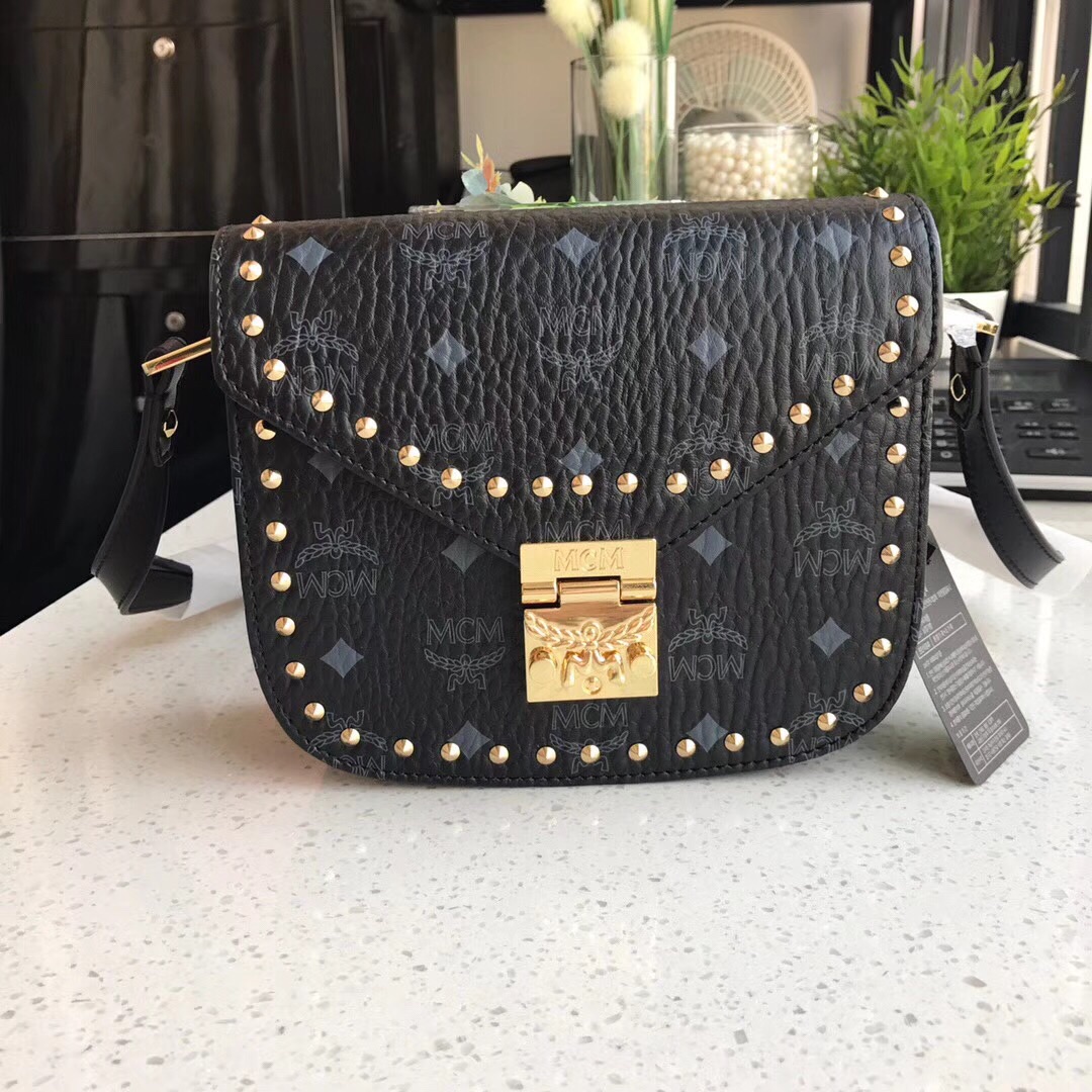 Top quality item 💐【High Version MCM】Made of cowhide, studded Patricia crossbody bag features a unique appearance that blends classic design with modern handcrafted details. This classic style is reinterpreted using Spanish cowhide leather, highly valued for its textured and soft touch. The rivet details are finely crafted, hand-painted edges outline the contours, and it is equipped with a laurel leaf lock buckle. Size: 19*21*8.5cm. Price: 420 yuan for top quality goods. image 1
