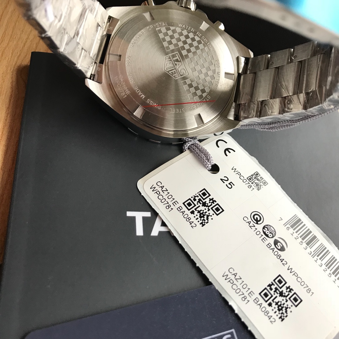 批:750原盒:50 新款豪雅高颜值已上线。Tagheuer 泰格豪雅F1系列，石英男士腕表 原单货！六针计时带日历！瑞士原装机芯！精钢表带表壳，蓝宝石玻璃！专柜售价一万多！～43mm表径！一表一码，配专柜全套包装！