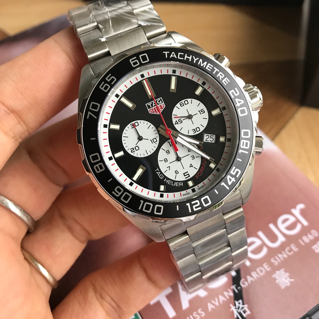 批:750原盒:50 新款豪雅高颜值已上线。Tagheuer 泰格豪雅F1系列，石英男士腕表 原单货！六针计时带日历！瑞士原装机芯！精钢表带表壳，蓝宝石玻璃！专柜售价一万多！～43mm表径！一表一码，配专柜全套包装！