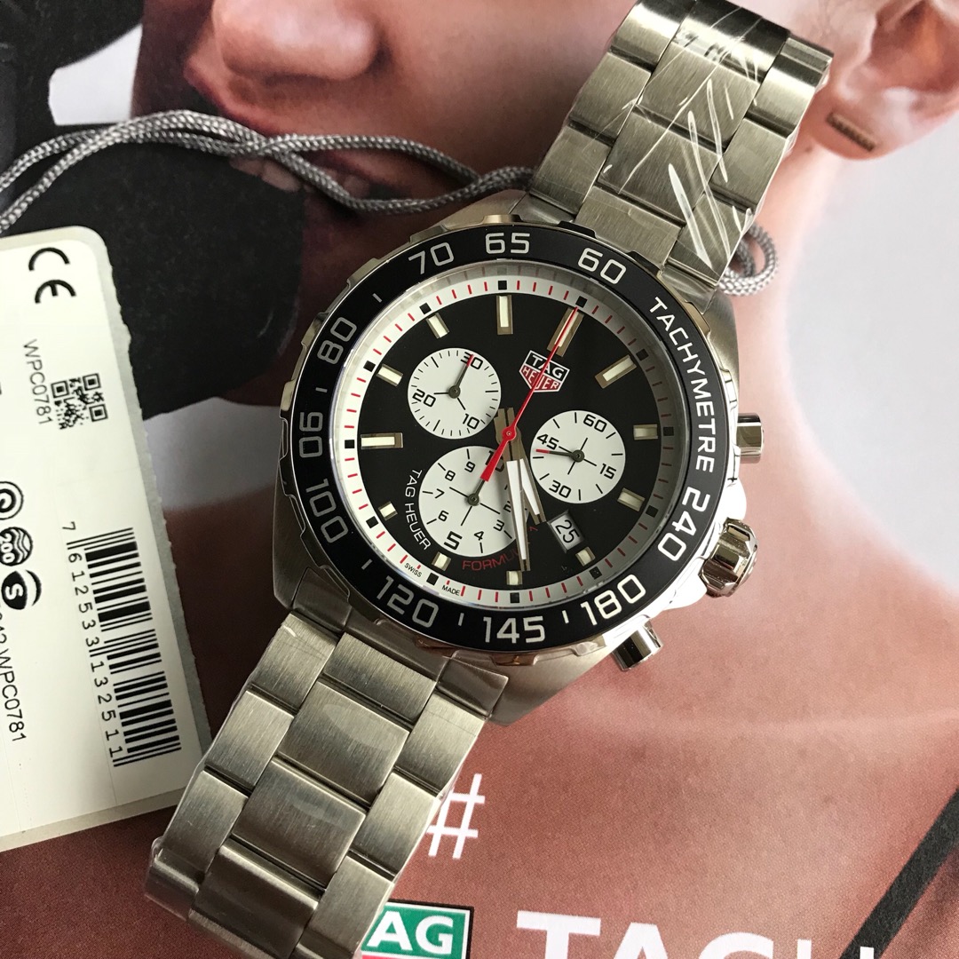批:750原盒:50 新款豪雅高颜值已上线。Tagheuer 泰格豪雅F1系列，石英男士腕表 原单货！六针计时带日历！瑞士原装机芯！精钢表带表壳，蓝宝石玻璃！专柜售价一万多！～43mm表径！一表一码，配专柜全套包装！