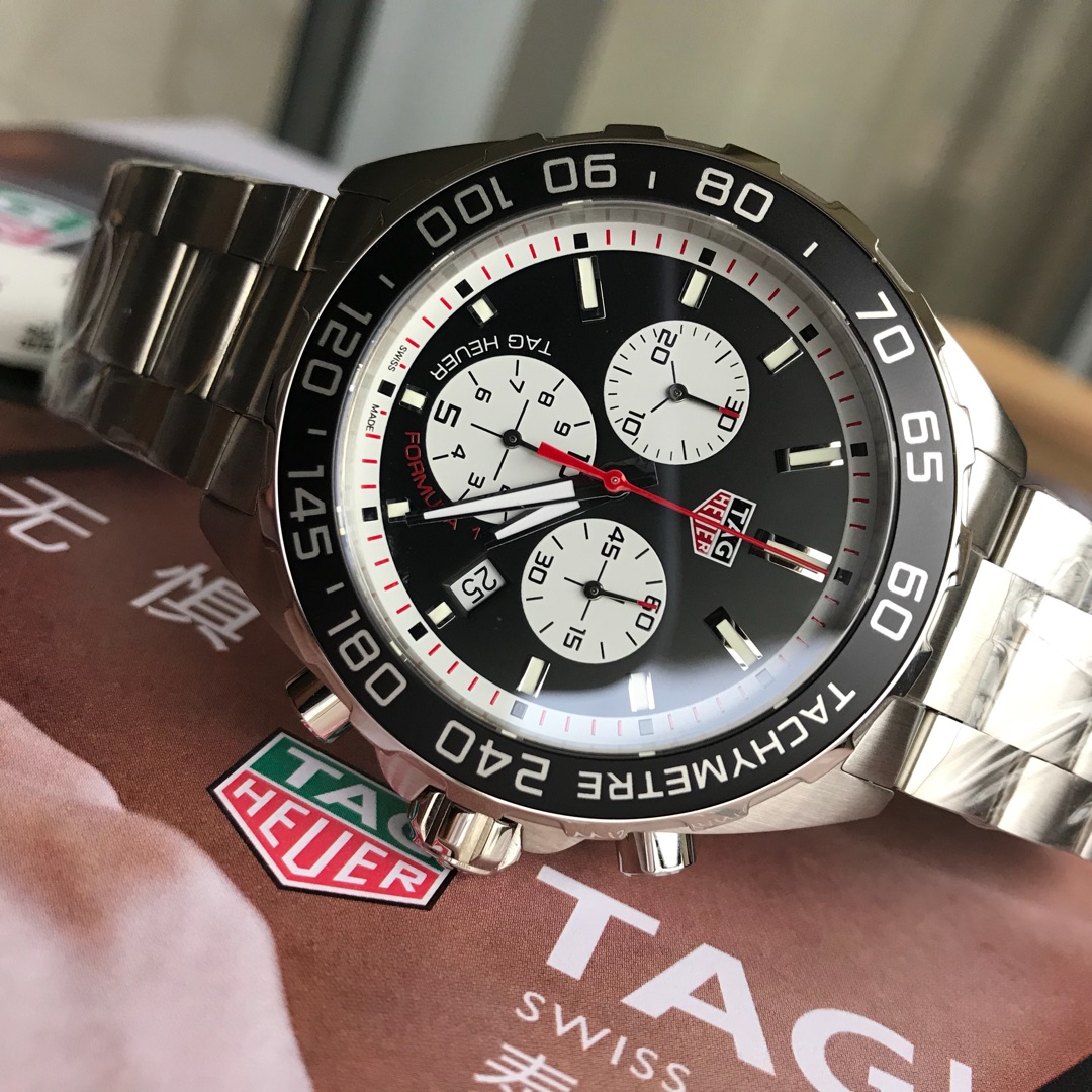 批:750原盒:50 新款豪雅高颜值已上线。Tagheuer 泰格豪雅F1系列，石英男士腕表 原单货！六针计时带日历！瑞士原装机芯！精钢表带表壳，蓝宝石玻璃！专柜售价一万多！～43mm表径！一表一码，配专柜全套包装！