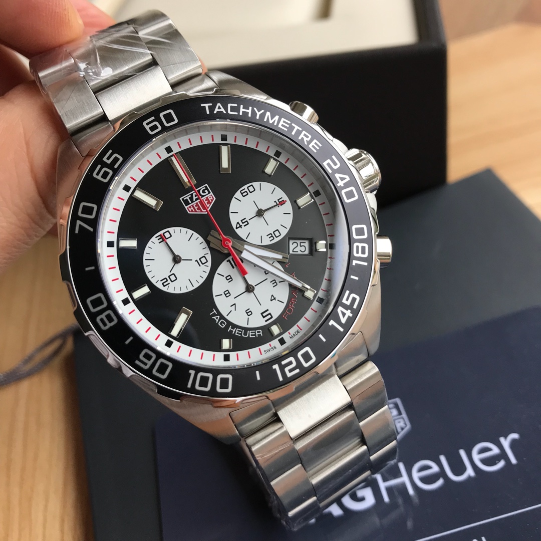 批:750原盒:50 新款豪雅高颜值已上线。Tagheuer 泰格豪雅F1系列，石英男士腕表 原单货！六针计时带日历！瑞士原装机芯！精钢表带表壳，蓝宝石玻璃！专柜售价一万多！～43mm表径！一表一码，配专柜全套包装！