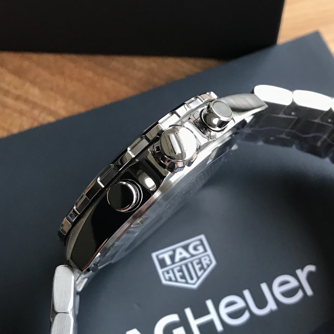 批:750原盒:50 新款豪雅高颜值已上线。Tagheuer 泰格豪雅F1系列，石英男士腕表 原单货！六针计时带日历！瑞士原装机芯！精钢表带表壳，蓝宝石玻璃！专柜售价一万多！～43mm表径！一表一码，配专柜全套包装！