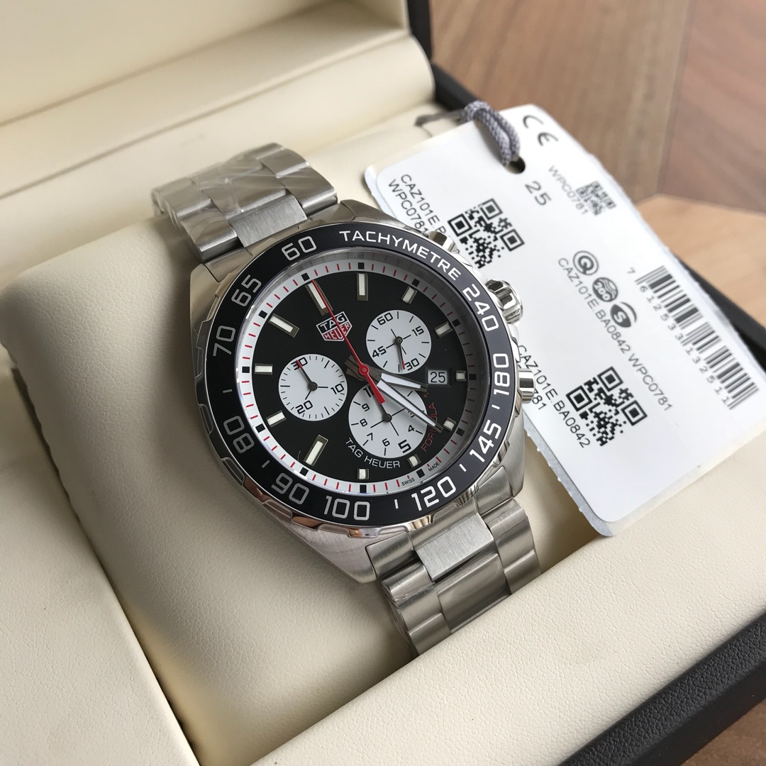 批:750原盒:50 新款豪雅高颜值已上线。Tagheuer 泰格豪雅F1系列，石英男士腕表 原单货！六针计时带日历！瑞士原装机芯！精钢表带表壳，蓝宝石玻璃！专柜售价一万多！～43mm表径！一表一码，配专柜全套包装！
