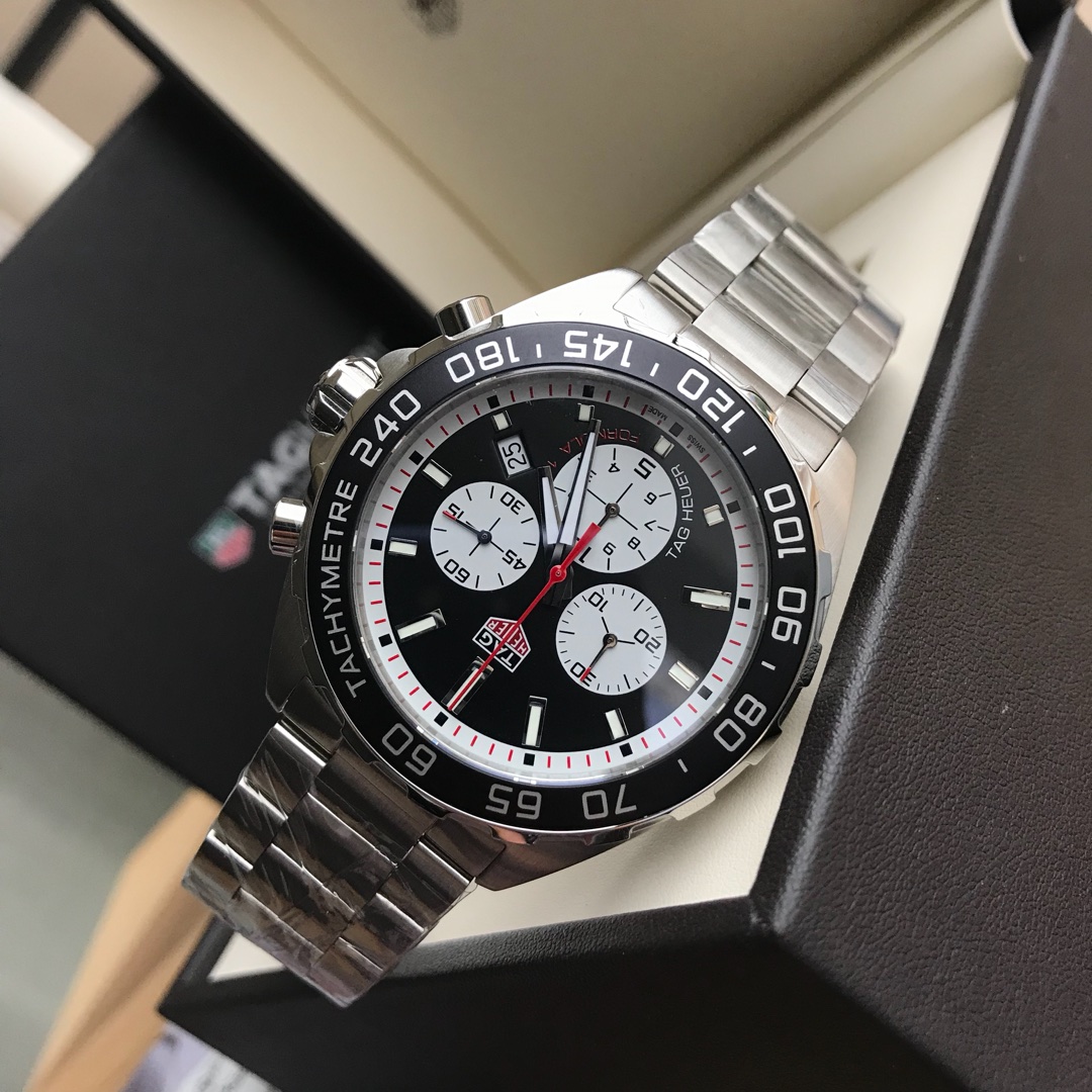 批:750原盒:50 新款豪雅高颜值已上线。Tagheuer 泰格豪雅F1系列，石英男士腕表 原单货！六针计时带日历！瑞士原装机芯！精钢表带表壳，蓝宝石玻璃！专柜售价一万多！～43mm表径！一表一码，配专柜全套包装！