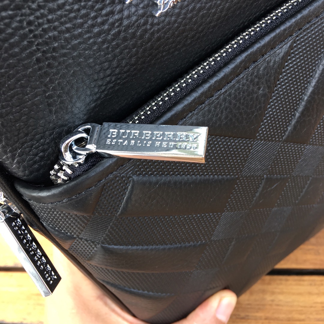 BURBERRY巴宝莉独家新款，【型号】52560 [强]休闲胸包【尺寸】18-29-7cm【颜色】黑色