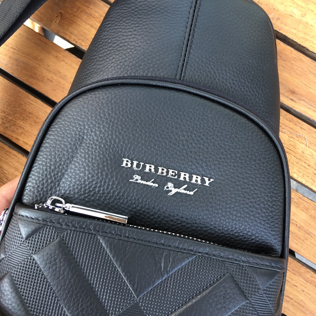 BURBERRY巴宝莉独家新款，【型号】52560 [强]休闲胸包【尺寸】18-29-7cm【颜色】黑色