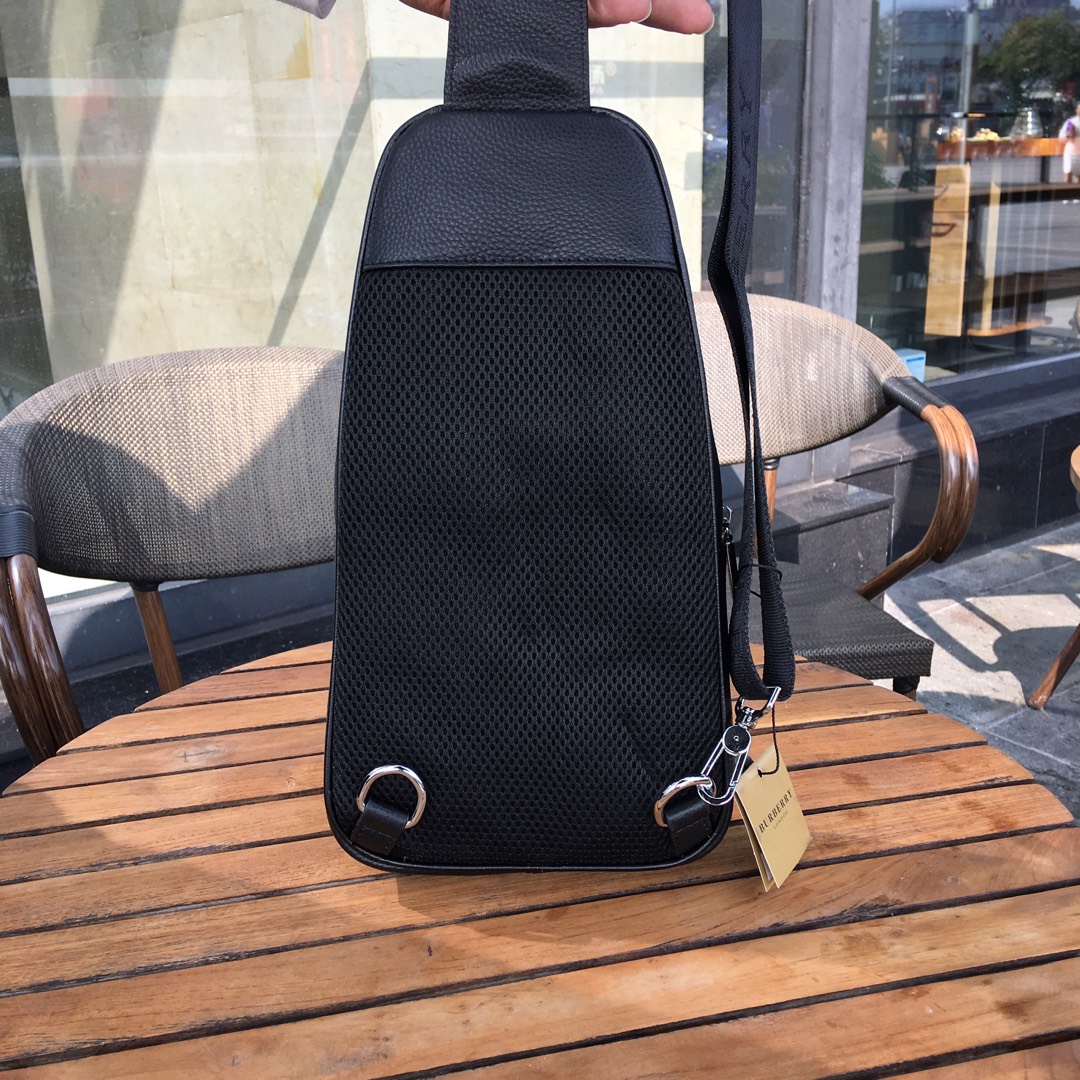 BURBERRY巴宝莉独家新款，【型号】52560 [强]休闲胸包【尺寸】18-29-7cm【颜色】黑色