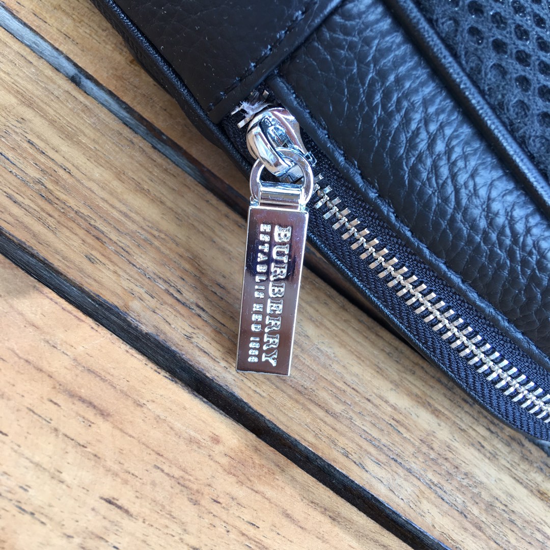 BURBERRY巴宝莉独家新款，【型号】52560 [强]休闲胸包【尺寸】18-29-7cm【颜色】黑色