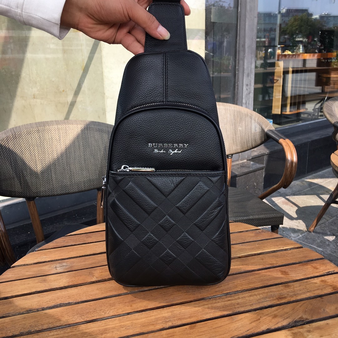 BURBERRY巴宝莉独家新款，【型号】52560 [强]休闲胸包【尺寸】18-29-7cm【颜色】黑色