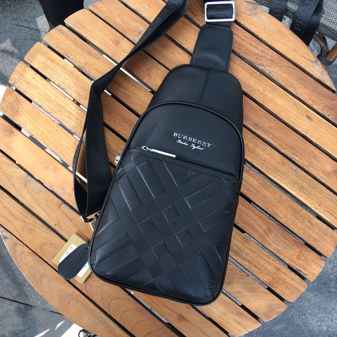 BURBERRY巴宝莉独家新款，【型号】52560 [强]休闲胸包【尺寸】18-29-7cm【颜色】黑色