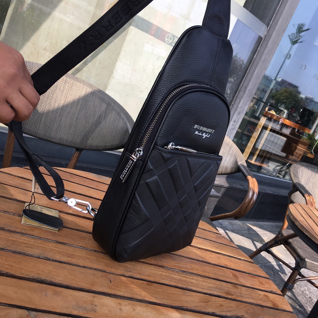 BURBERRY巴宝莉独家新款，【型号】52560 [强]休闲胸包【尺寸】18-29-7cm【颜色】黑色