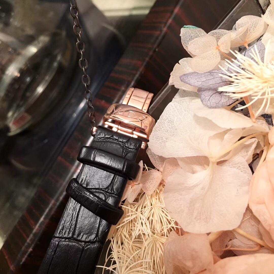 Unknown 美度贝伦赛丽系列 尺寸33mm，以精湛工艺一片片手工拼接于银色饰纹表盘中央，呈现出多面立体炫彩的珠宝质地